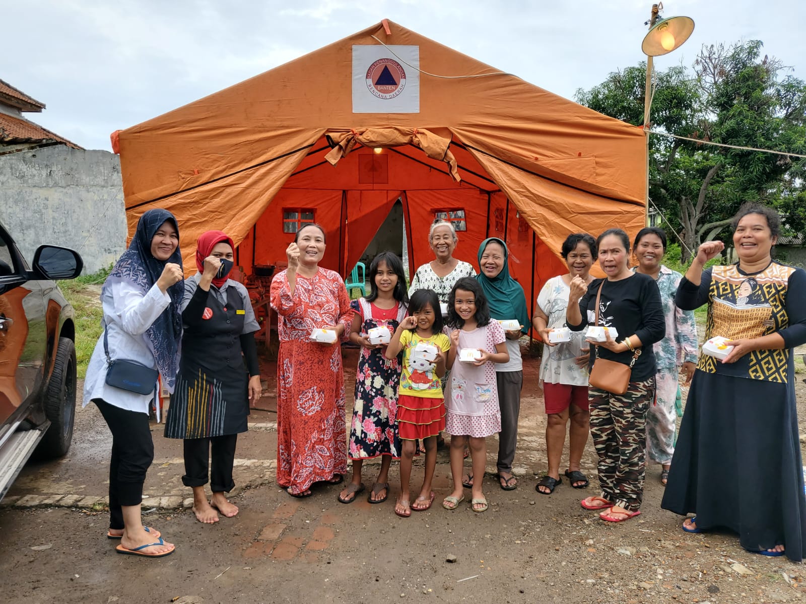 McDonalds Indonesia Melalui Bapenda Kota Serang Bersama Berikan Bantuan Kepada Korban Banjir 